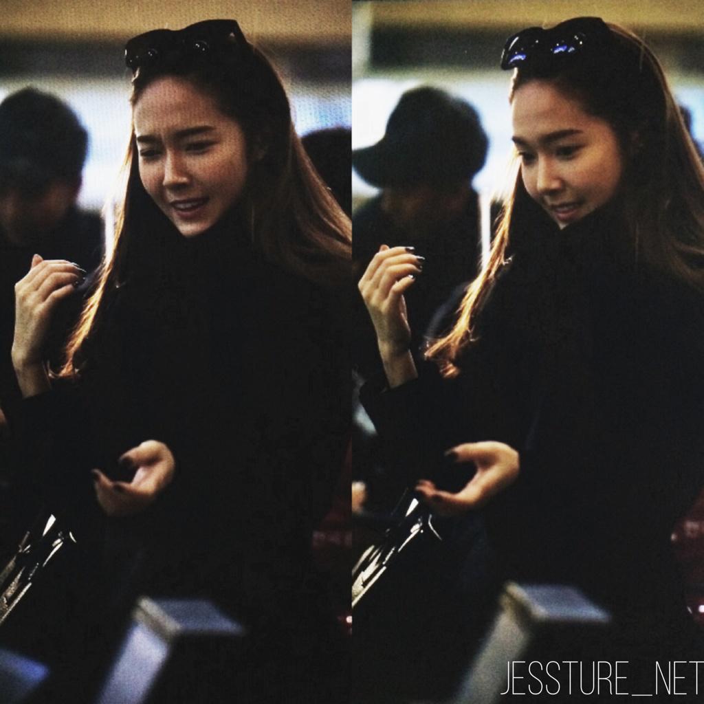 [PIC][23-12-2014]Jessica khởi hành đi Bắc Kinh để tham dự "Sohu Fashion Awards" vào sáng nay B5f8V69CMAAnNmQ