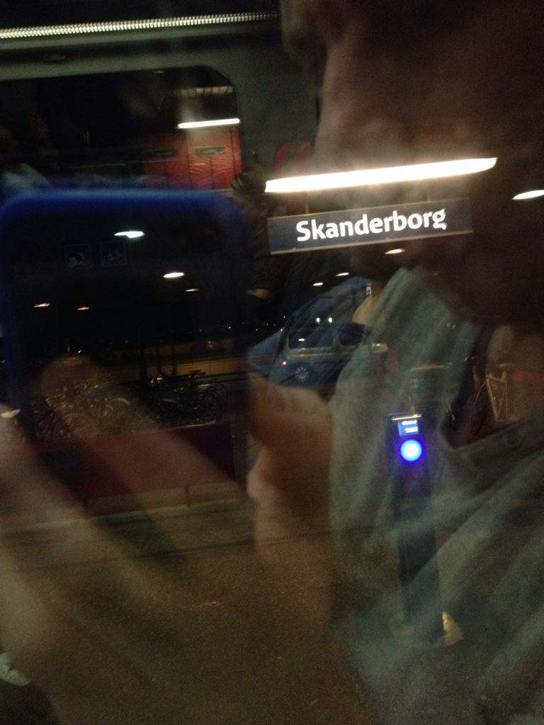 metroxpresslive's tweet photo. Regel: Man står kun af i Skanderborg når der er festival http://t.co/xfuAbiPpNl