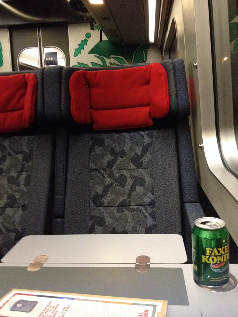 metroxpresslive's tweet photo. Manden der sad overfor er helt oppe at køre over DSB nøjagtighed og har glemt sin Faxe kondi. http://t.co/qBI5IQrWjV