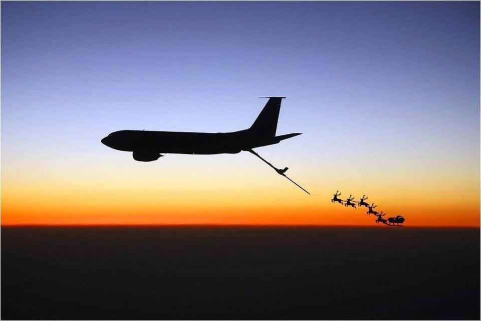 MarkRWheeler2's tweet photo. TOP SECRET... How santa refuels in flight 👍😉 http://t.co/oGULl9zKZI
