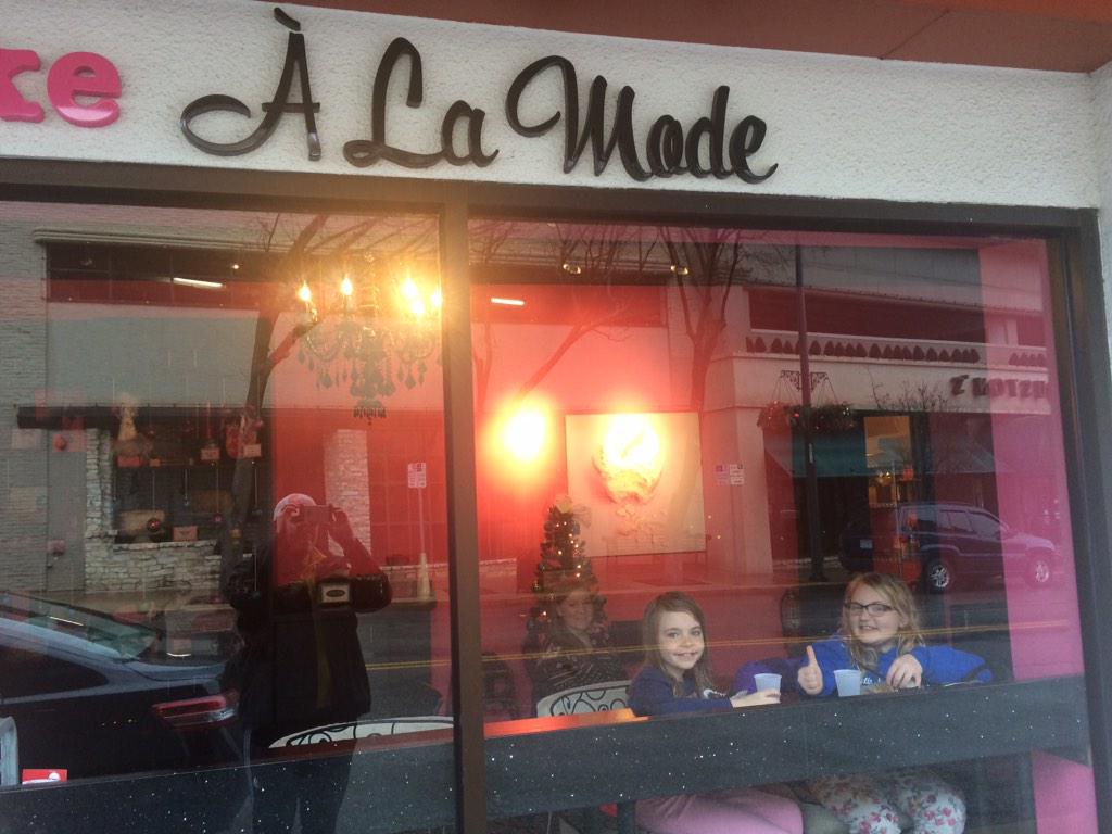 Anderchuck's tweet photo. Hello old friend. #CupcakeALaMode #2DollarMondays #3ToGoPlease #JustForMe http://t.co/nS0iLKVam4
