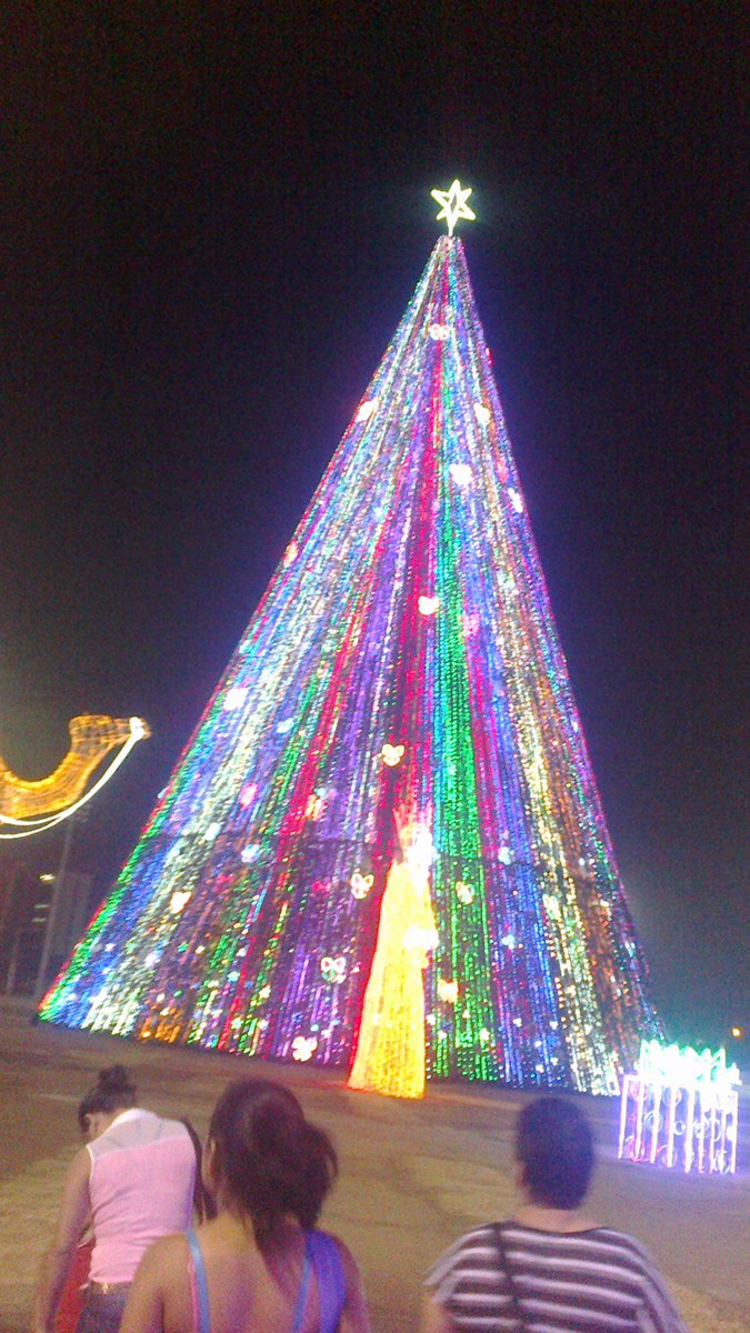 WilsonG88462005's tweet photo. @UnNuevoDia  este es el bello árbol en Managua ustedes lo ven pequeño porque mi cámara era pequeña #llegonavidad http://t.co/qWddqg5qvm
