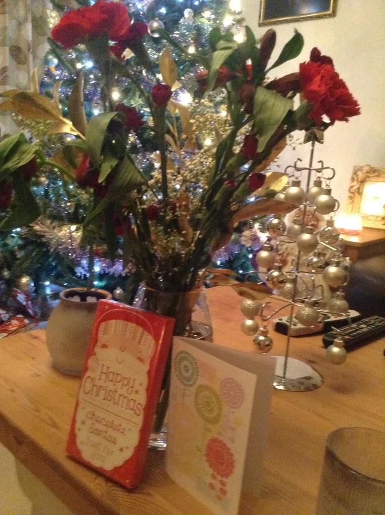 Woo1406's tweet photo. My surprise flowers and Santa chocolates...thank you @patsytrish  xxx http://t.co/t3i6H9Yv2n
