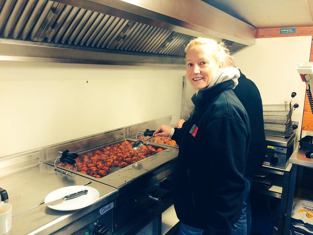 Oliebollen haal je bij nuldrieachtien! Bij ons vanaf vandaag ook bij de koffie!