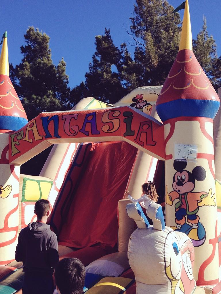 El domingo nos visito un paje real y tuvimos castillos hinchables.