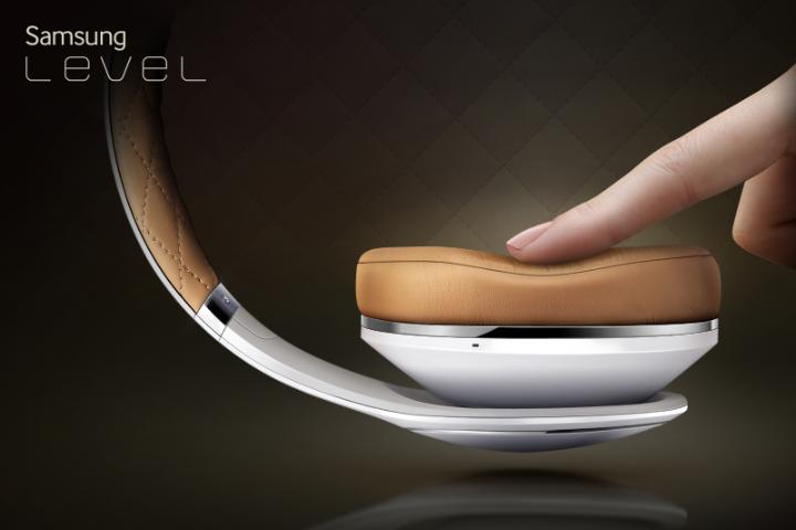 az_amiral's tweet image. Shhht j'écoute avec le doigt. “@SamsungMaroc: Un design élégant et un confort absolu!Découvrez le nouveau #LevelOver http://t.co/CELDu3SCZN”