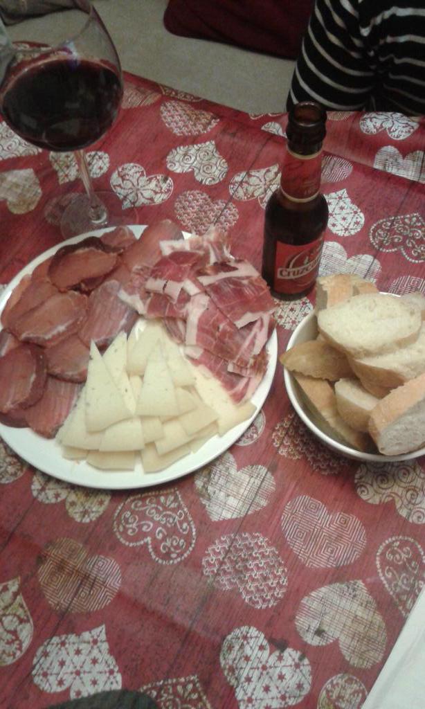 imarmar1's tweet photo. Cenando con lis dos hombres de mi viuda mi Papi y mi gurumino @22Morito http://t.co/gpm7z8zk1x