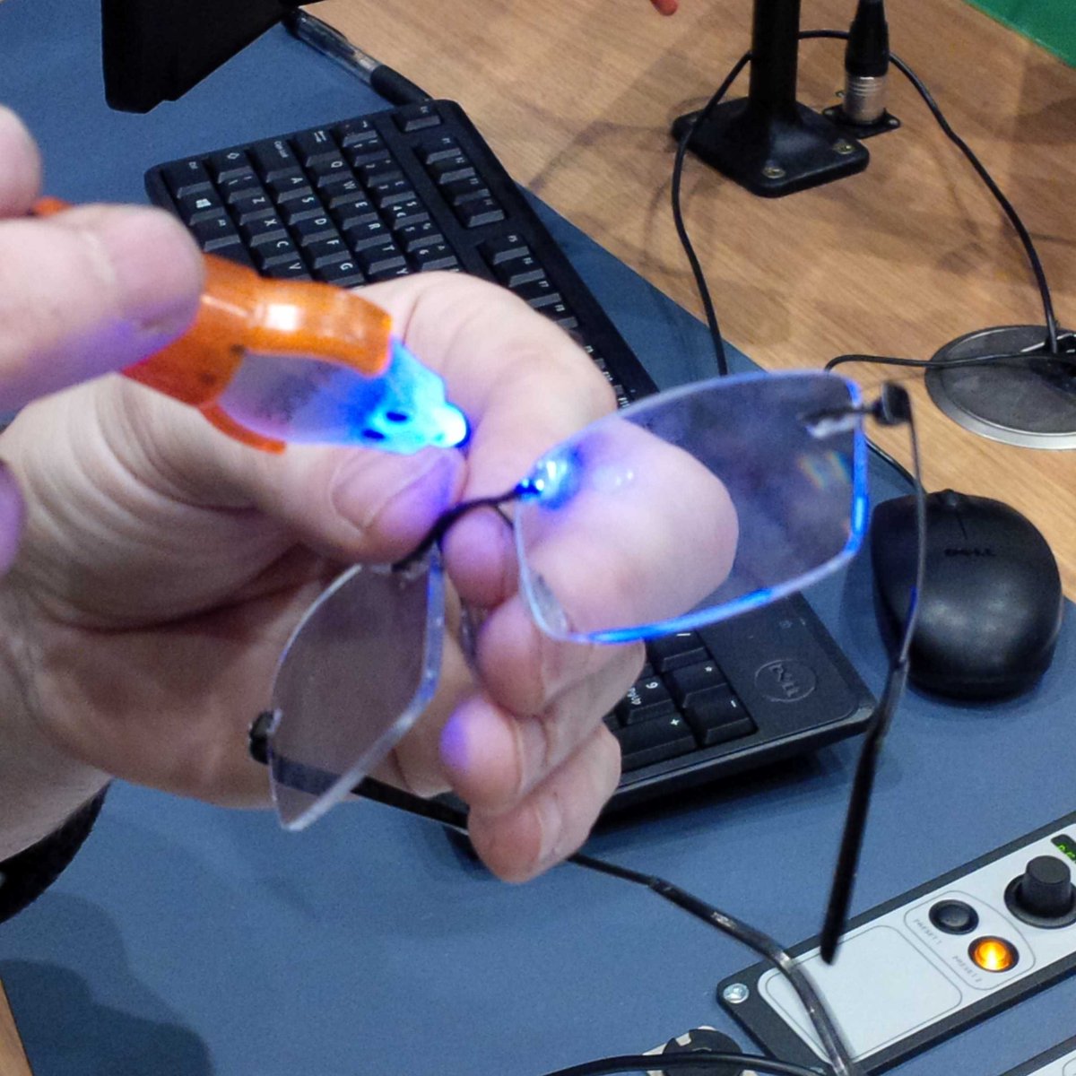 GregorWatt1's tweet photo. The Bondic glue pen in action on @ShareRadioUK with Steve Caplin and @SimonRoseRadio http://t.co/PaeL3LvJRT