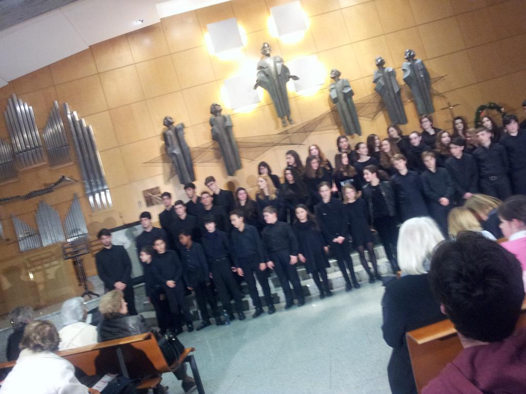 marbarcon's tweet photo. Gran velada de música navideña con #MariaMaris Coro de @OrquestaGaos y @Coro_Cantabile  @pablocdelc http://t.co/cureHlPyGf