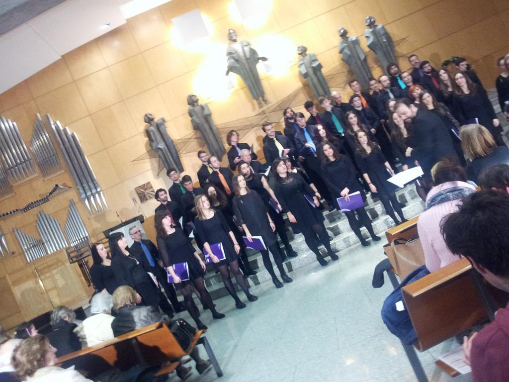 marbarcon's tweet photo. Gran velada de música navideña con #MariaMaris Coro de @OrquestaGaos y @Coro_Cantabile  @pablocdelc http://t.co/cureHlPyGf
