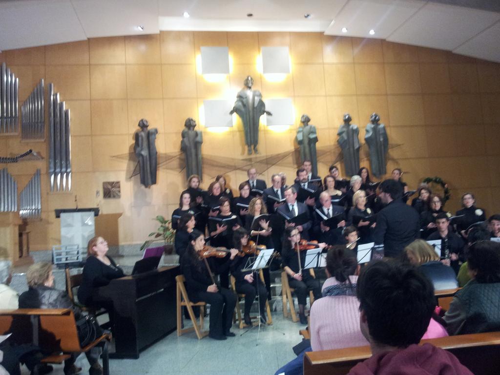 marbarcon's tweet photo. Gran velada de música navideña con #MariaMaris Coro de @OrquestaGaos y @Coro_Cantabile  @pablocdelc http://t.co/cureHlPyGf