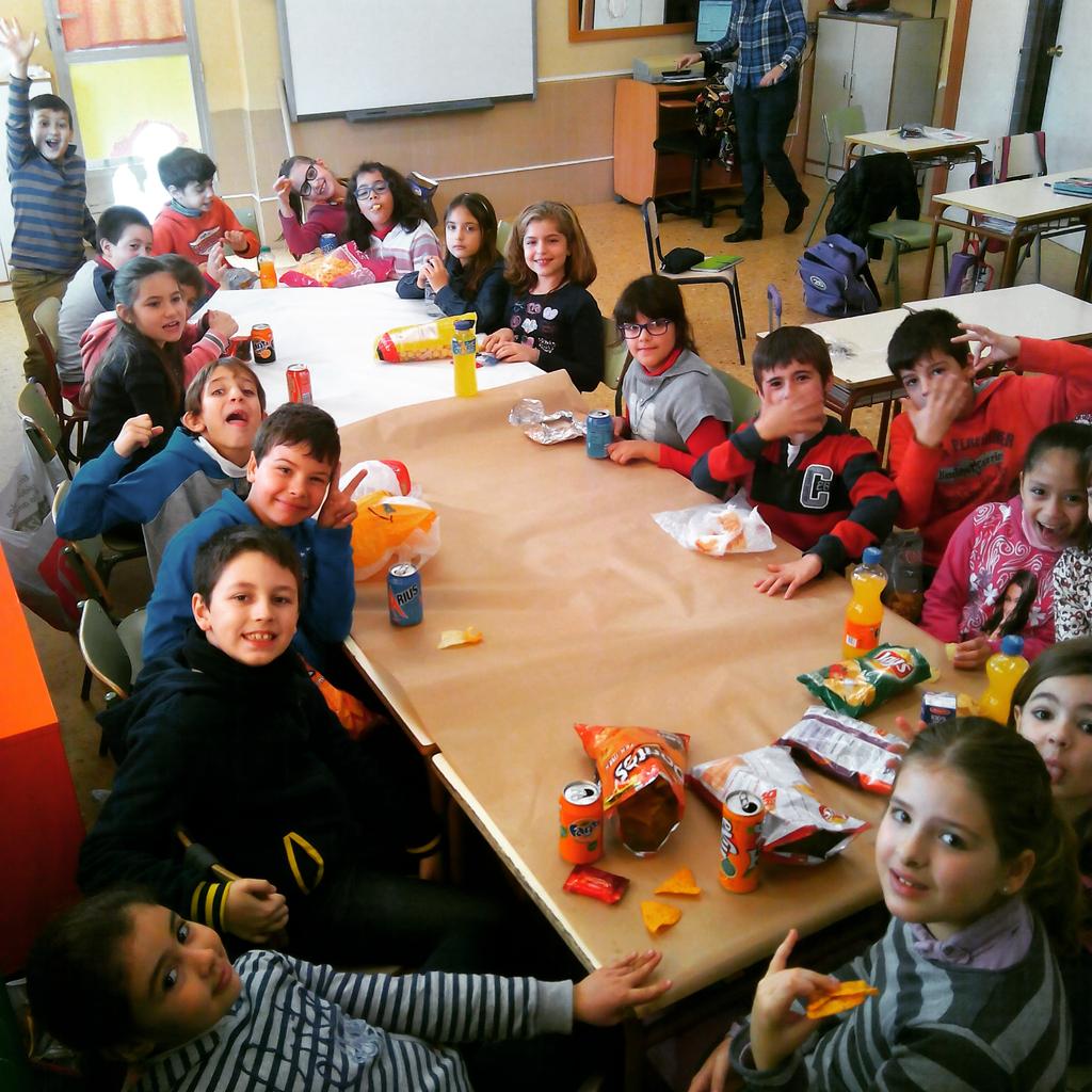 rocio_3cs's tweet photo. "Por una razón que nadie conoce, la naturaleza castiga a los niños haciéndoles crecer" Gracias por enseñarme tanto http://t.co/PVzKuYL6Ks
