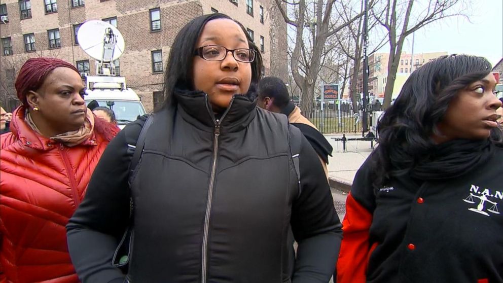 Eric Garner's daughter visits memorial for 2 NYPD officers to show support for their families: abcn.ws/1wBZrhh