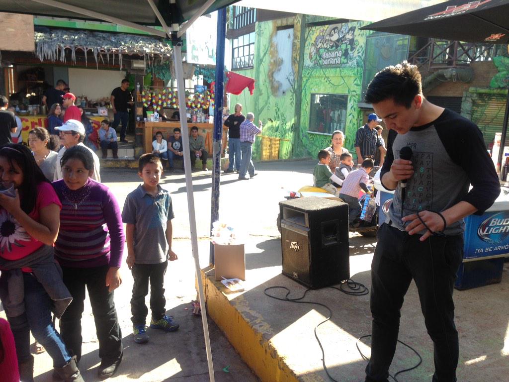 JProfetica's tweet photo. Jacob Ojeda, compartiendo de Dios a los muchachos de la bufadora.
#EstaMachine http://t.co/4Bo8teP4Rj