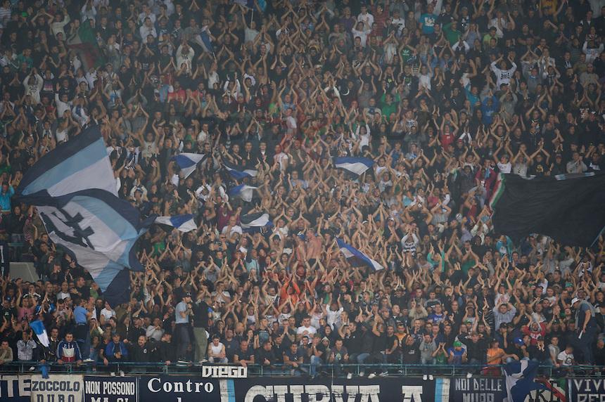sporx's tweet photo. Napoli taraftarı: "Yarın yine borçlarım olacak ama bu gece kral benim!" http://t.co/LOs55HFLDj http://t.co/SWpsPUt7GJ