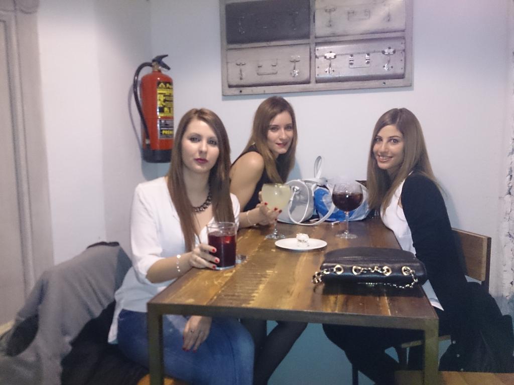 virgypm's tweet photo. Me siento afortunada :) con @SherezadeValero  y @BrendaZgz http://t.co/0V3YkK04BK