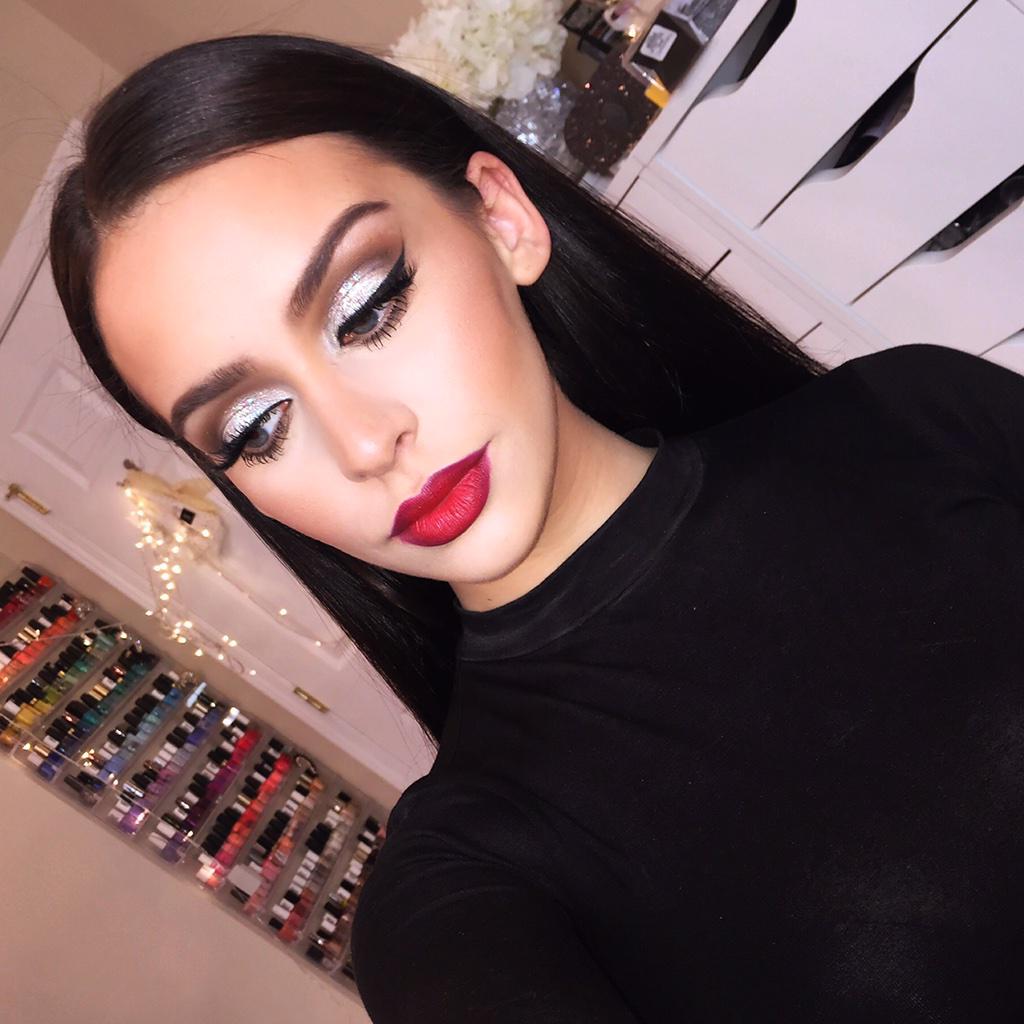 Макияж к черному платью для брюнетки. Яркая помада для брюнеток. Макияж с красной помадой. Мейкап анджелины джоли. Макияж к черному платью для брюнетки.