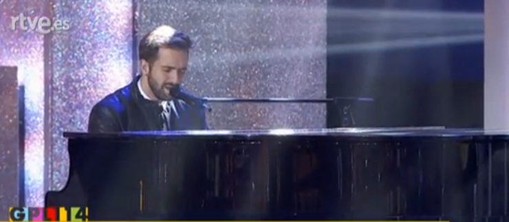 InfoPAlboran's tweet photo. Capturas de @pabloalboran cantando Por Fin en #GalaInfanciaTVE http://t.co/uerGAdVvY0