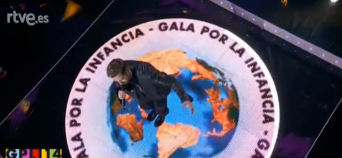 InfoPAlboran's tweet photo. Capturas de @pabloalboran cantando Pasos De Cero en la #GalaInfanciaTVE http://t.co/lFHXSw7bZ4