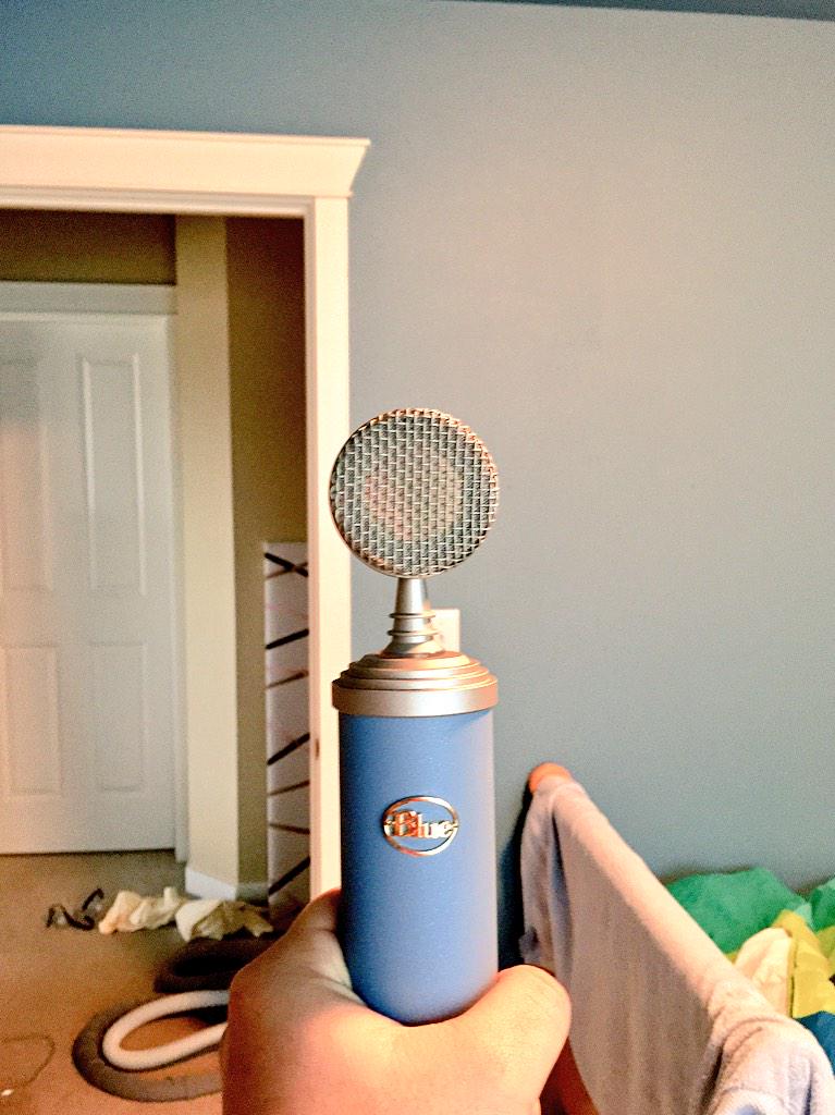 MusicLeeDaniel's tweet photo. painted my room the same color as my favorite mic @BlueMicrophones http://t.co/XRoYcbb9CA