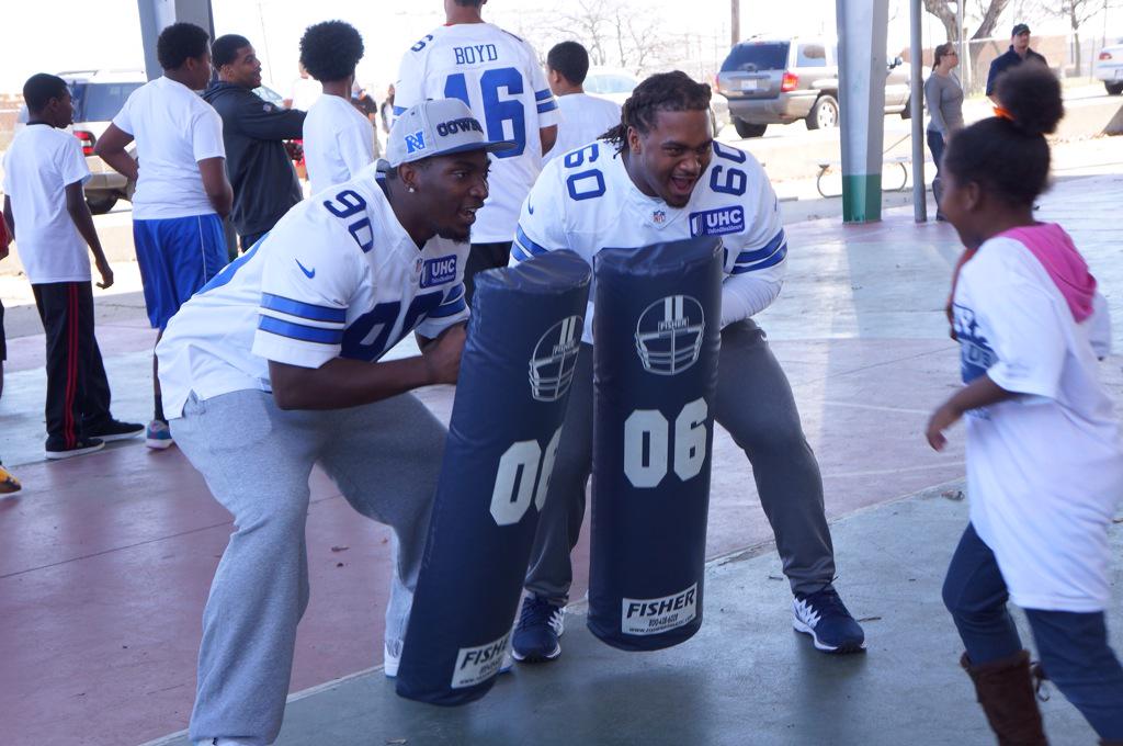 dallascowboys's tweet photo. .@TankLawrence and @ColesWorld43 at our PLAY 60 wellness clinic today at @bgccollincounty http://t.co/KtLpbeaQRJ