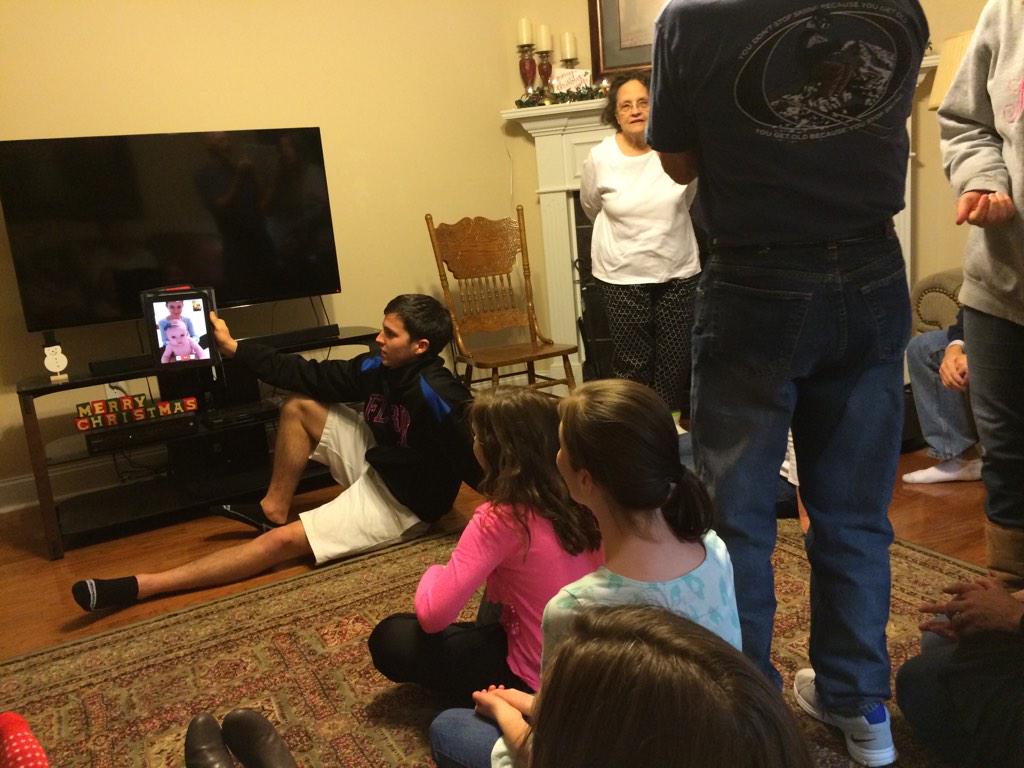 DMichelle_J's tweet photo. My entire family FaceTiming @jennifer_blair_ and #littlebabyblair was the greatest thing since sliced bread 😜 http://t.co/TwtknOcuGv