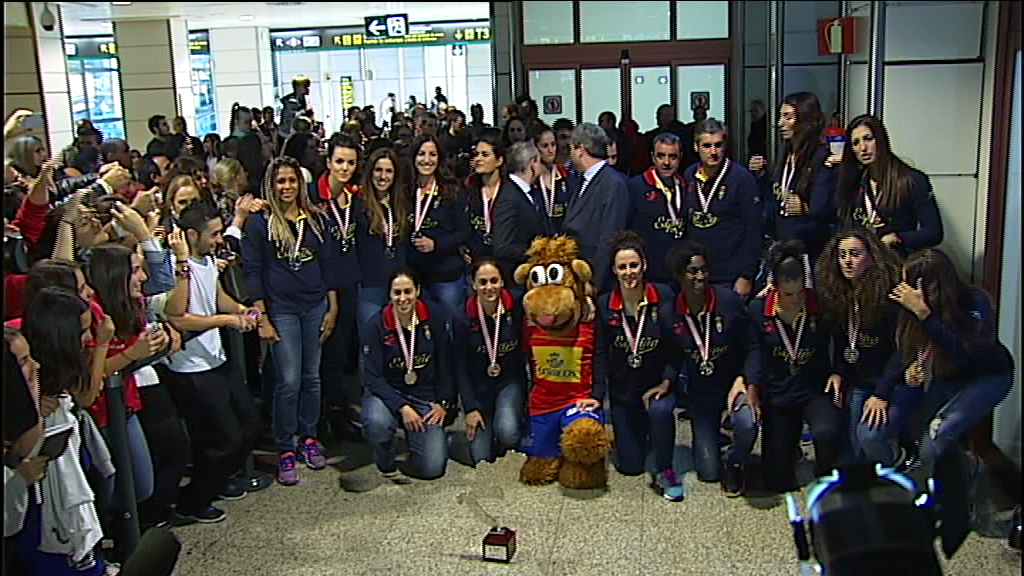 A3Noticias's tweet photo. Las 'Guerreras' del balonmano, recibidas por todo lo alto tras su plata en el Europeo ▶ http://t.co/XKWVQFdkQR http://t.co/Bb78hNhEQw