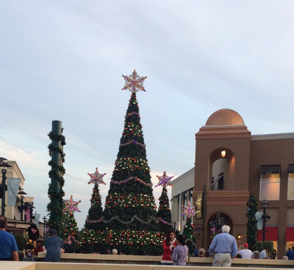 TampaBayNick's tweet photo. #WiregrassMall #WesleyChapel for pics with Santa and the light show. Getting crowded already, better get the FastPass http://t.co/mx4mTOTmZj