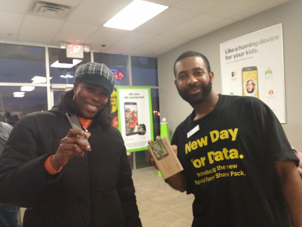 UWLittleEric's tweet photo. Oh snap. Look at @Dmula37 with that haply customer. #12daysoflg http://t.co/GF0UJPJeyA