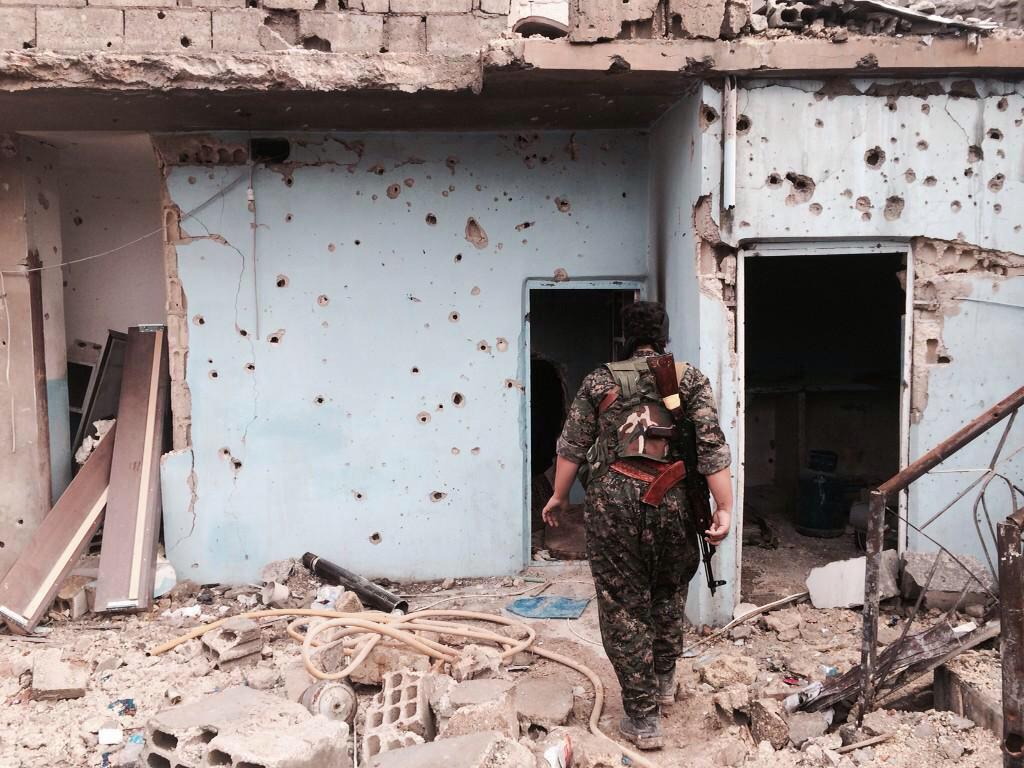 athkurd's tweet photo. #100DaysOfKobaneResistance still standing strong, our men and women are making the world proud! Biji kurd u kurdistan http://t.co/DE2KoGmJcW