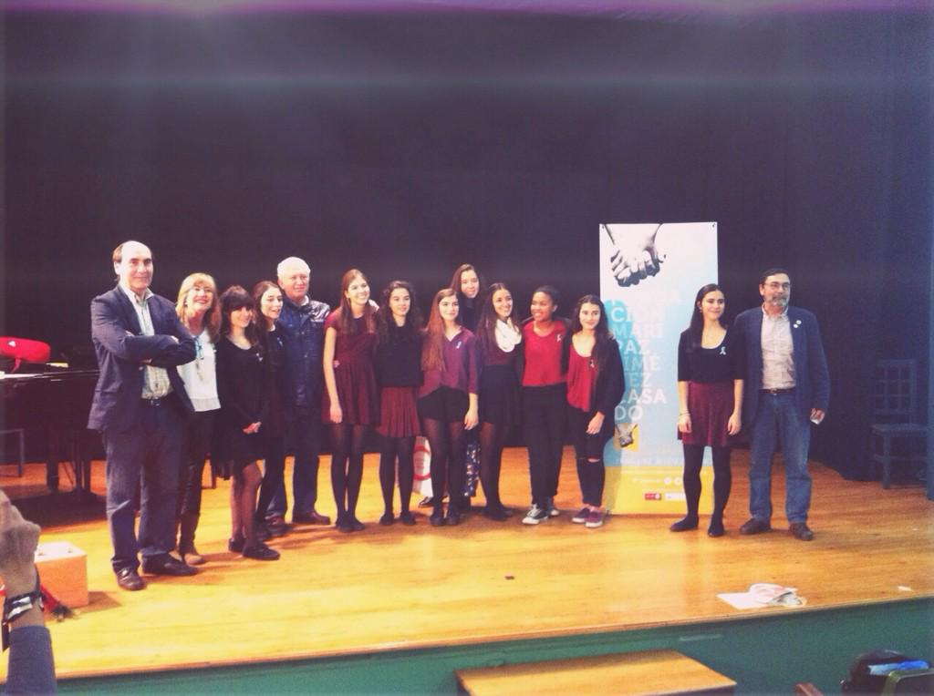 Siyahambas's tweet photo. Gracias a todos! Os deseamos de todo corazón una muy feliz navidad😊 #FMPJC #Siyahambas #ConciertoNavideñoSolidario http://t.co/jgoJ75qv4x