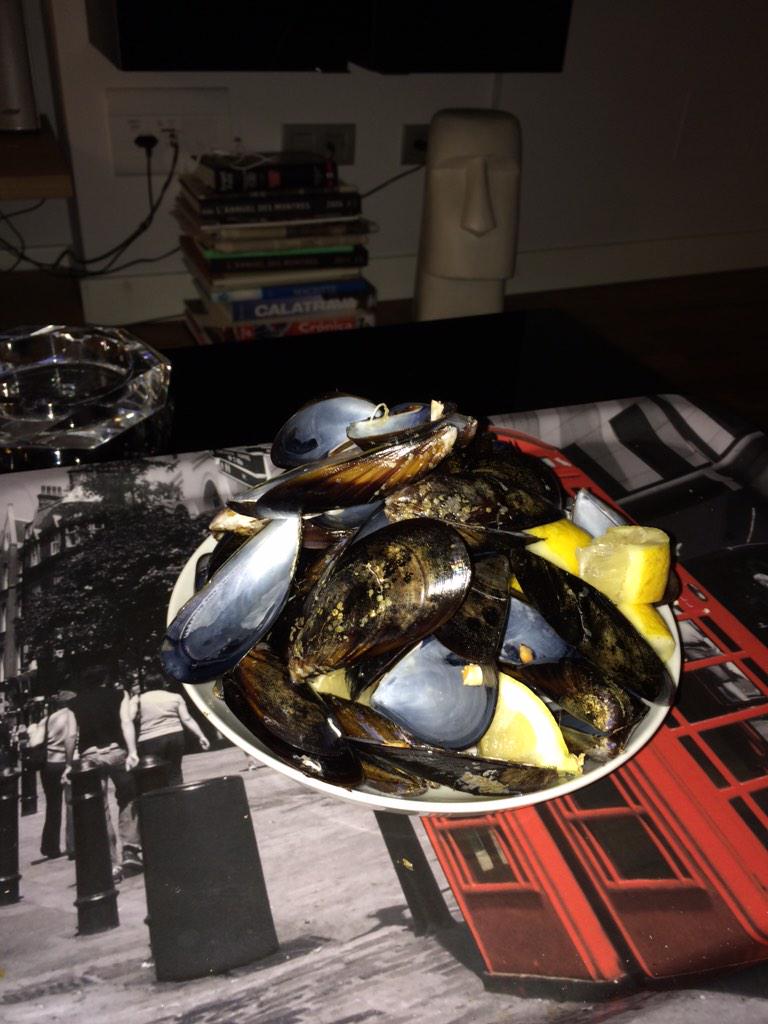 JulioMAlvarez's tweet photo. 1 kg d gallegos al vapor y sin salir de casa, cenon!!! http://t.co/j55lepOvkM