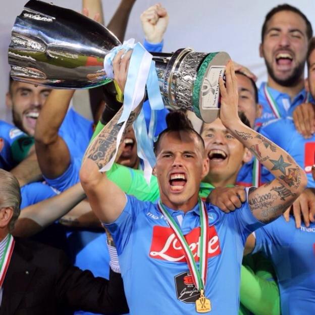 Alza la coppa capitano! Alzale e torna a ruggire!!! <a href="/Hamsik_Official/">Marek Hamsik</a> é il mio capitano! #ForzaNapoliSempre <a href="/sscnapoli/">Official SSC Napoli</a>
