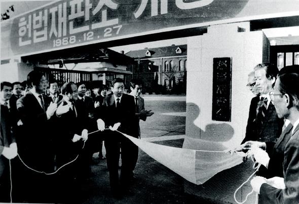 헌법학을 전공한 교수들이 “정당해산과 국회의원직 상실은 별개”로 헌재의 통진당 의원직 상실이 헌법을 부정한 것이라는 주장이 강하게 제기되고 있습니다.
hani.co.kr/arti/politics/…