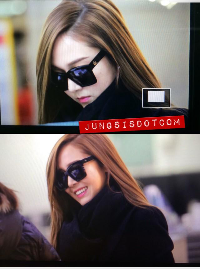 [PIC][23-12-2014]Jessica khởi hành đi Bắc Kinh để tham dự "Sohu Fashion Awards" vào sáng nay B5gDrMGCcAA07VB