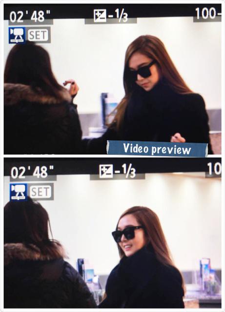 [PIC][23-12-2014]Jessica khởi hành đi Bắc Kinh để tham dự "Sohu Fashion Awards" vào sáng nay B5gFrhTCEAA5Pew
