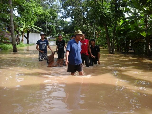 Cek!@bpbdjateng <a href="/PenaDesa/">Pena Desa</a>: pak sidareja butuh relawan RT <a href="/masfadlie/">Akhmad Fadli</a> Ratusan warga belum dapat pengungsian  ”