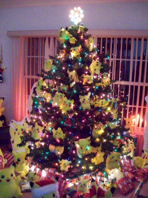 PokeTrends's tweet image. How to properly decorate your Christmas tree: