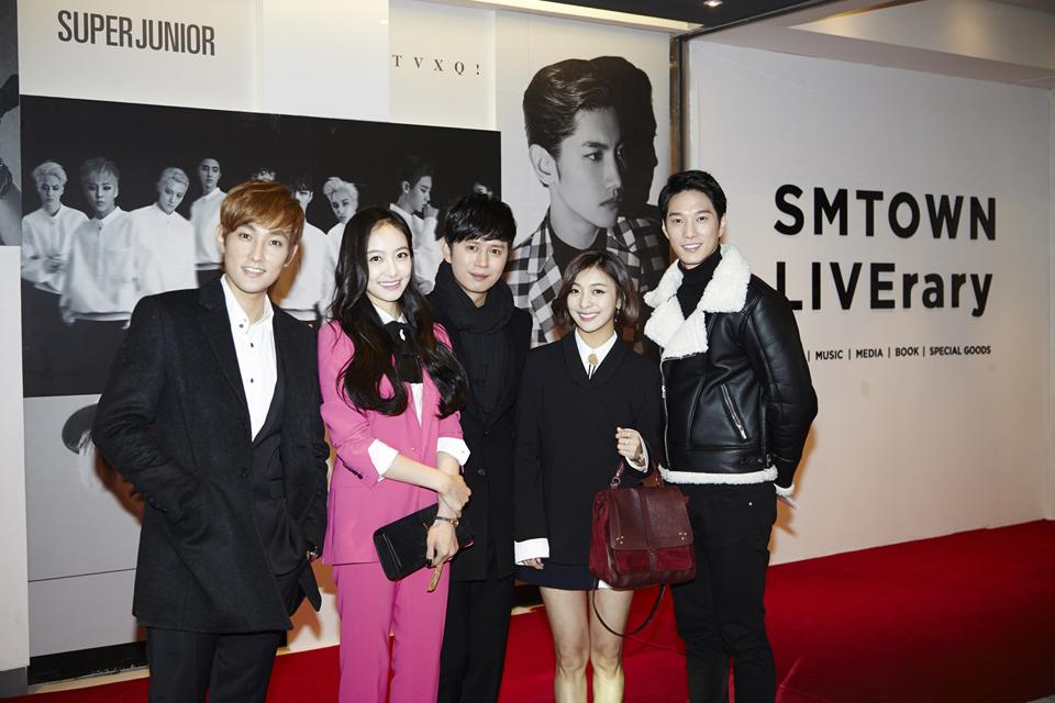 fx_family's tweet photo. 141223 Victoria and Luna - SMTOWNNOW update (via kongpd) http://t.co/p9zUkwwlli