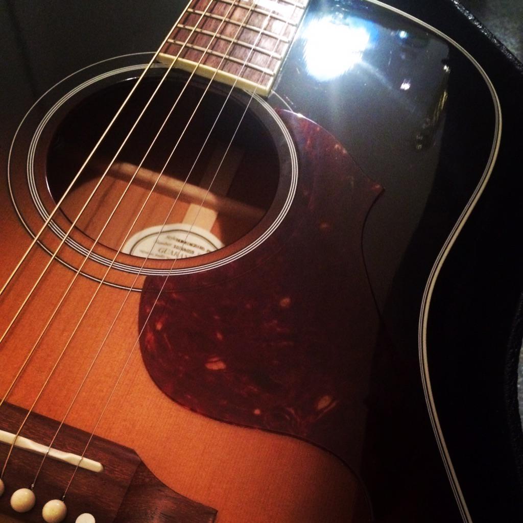 JeffreyOehler's tweet photo. Never thought I could love a Gibson. Welcome to the family. #NGD #Gibson #HummingbirdPro http://t.co/p94w5BZCGP