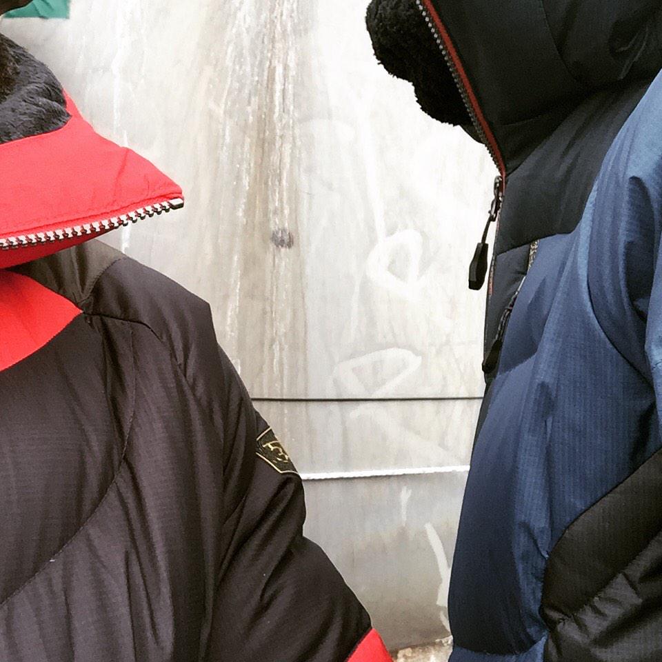 Nomadchang's tweet image. 자랑좀 하려구요. 공장안에서 일하는 몇몇분이 돈을 모아 겨울용 점퍼 두벌을 올려주셨네요. 사무직분도 있고 정년 얼마 남지 않은분들이 마음 모아줬습니다. 모두 2009년 해고되지 않았던 분들. 따뜻합니다.