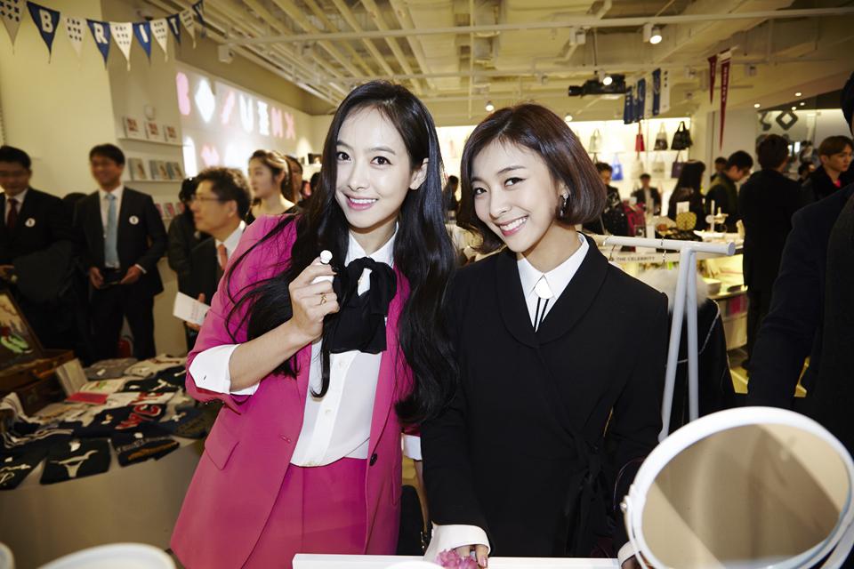 fx_family's tweet photo. 141223 Victoria and Luna - SMTOWNNOW update (2p) (via kongpd) http://t.co/5xBrkkMNHt