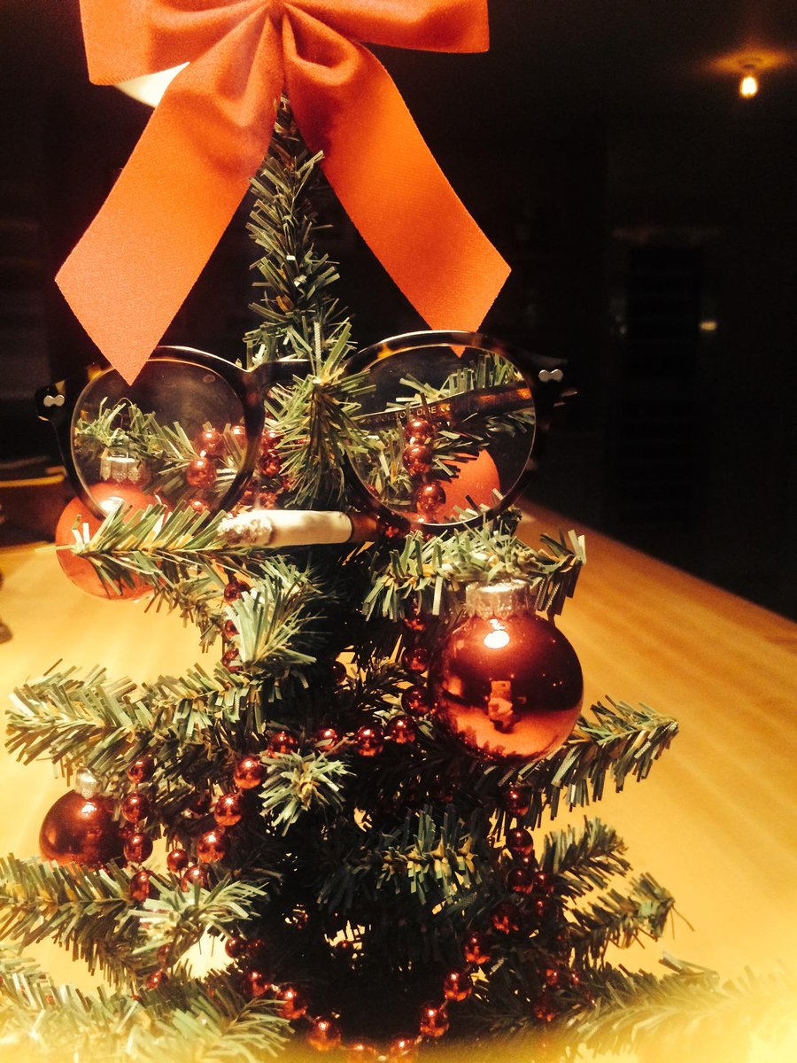 kiefer sutherland on twitter if you have a sadder christmas tree please post it happy holidays httptcoutikxmyhcm - Kiefer Sutherland Christmas Tree kiefer sutherland on twitter if you have a sadder christmas tree please post it happy holidays httptcoutikxmyhcm - Kiefer Sutherland Christmas Tree