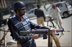 Police_KPK's tweet photo. Police ki bhi ezat krn  q k police ka nojawn apni zindgi khatry main daal kr ap ki hafazat http://t.co/okafEjOYPl http://t.co/8dITtCfxDP