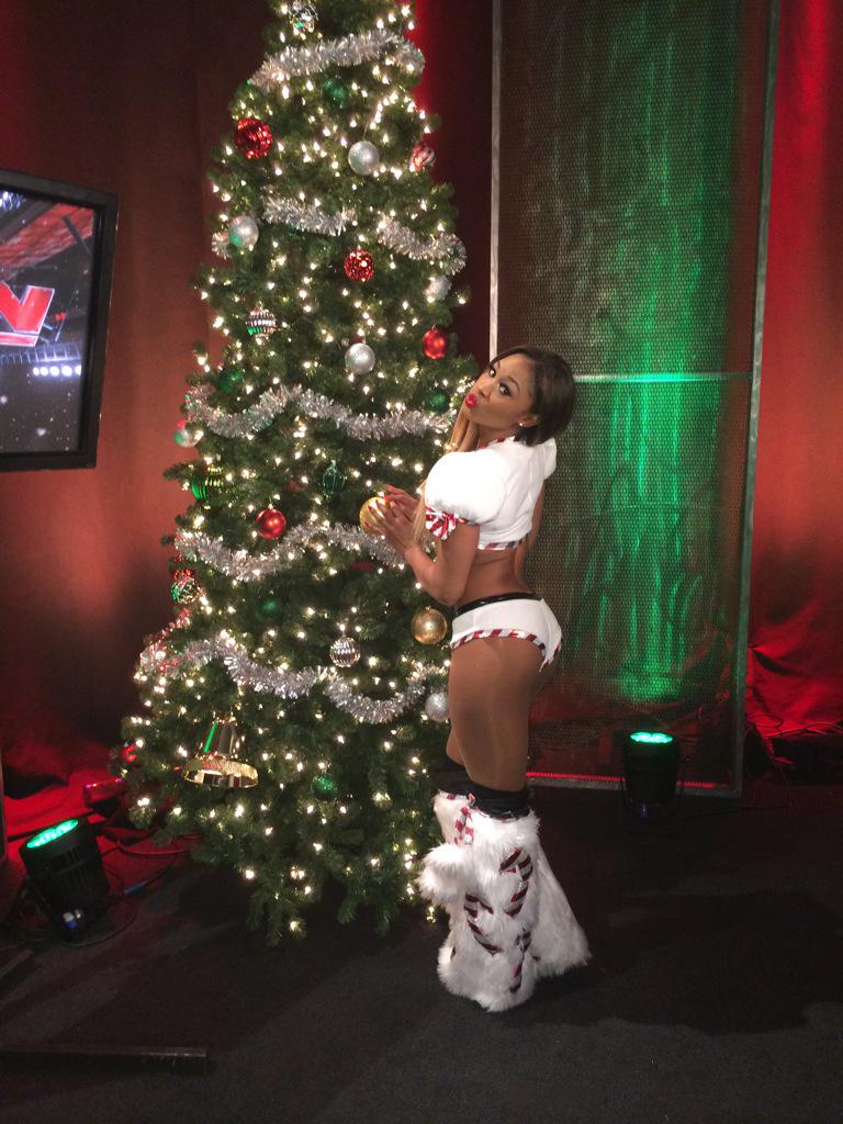 ArianeAndrew's tweet image. Christmas tonight on #raw! #WWEMinneapolis