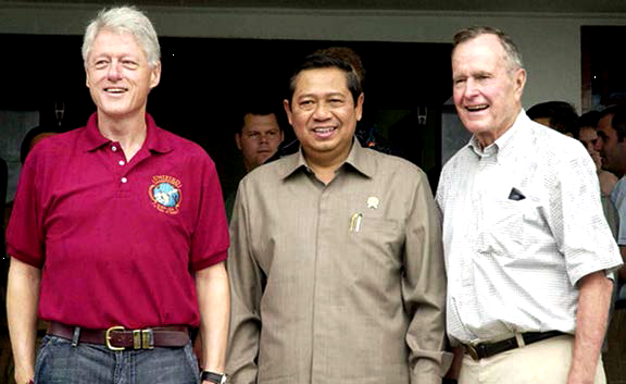 Apa Pak <a href="/SBYudhoyono/">S. B. Yudhoyono</a> <a href="/AgusYudhoyono/">Agus Harimurti Yudhoyono (AHY)</a> <a href="/Edhie_Baskoro/">| iBas Yudhoyono |</a> ingat foto ktk Clinton&amp;Bush Sr datang tinjau Aceh pasca Tsunami?