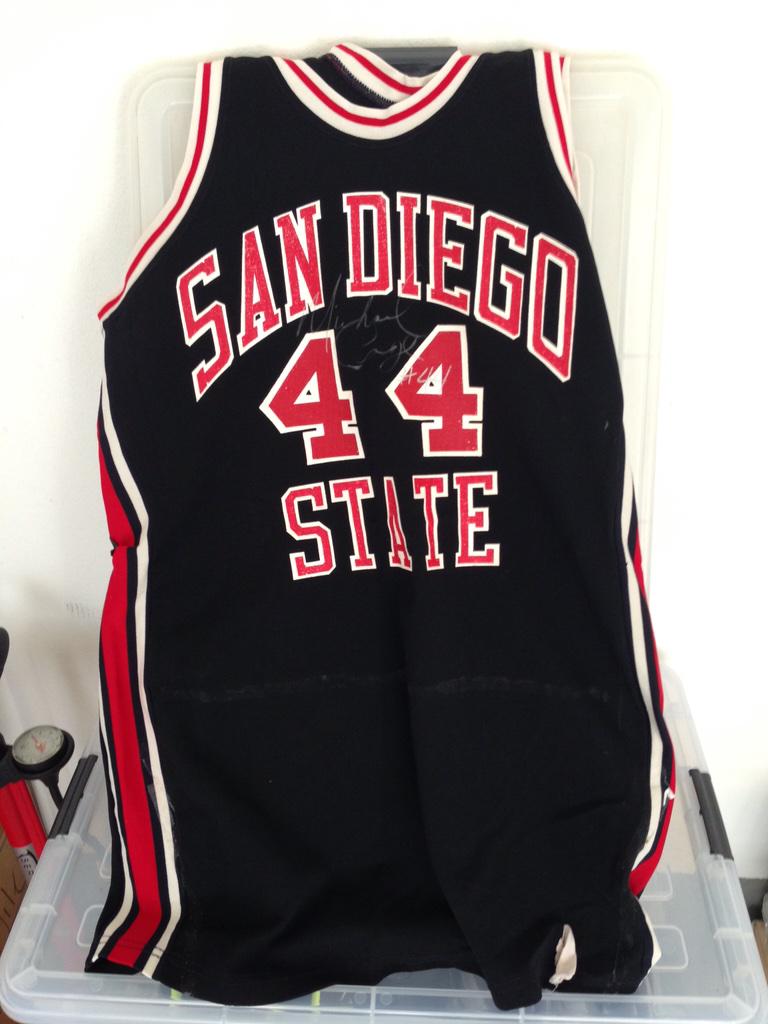 Exhoopsmc's tweet photo. My prayers go out to Dwayne Polee II Aztec wing collapsed on court during last night game praying thru the night. http://t.co/S8vKwGi5Rd