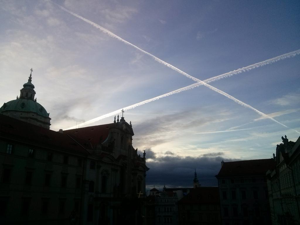 JanikMi's tweet image. Je to všechno jenom náhoda? I tvyhle vánoční chemitrails nad Malou Stranou?