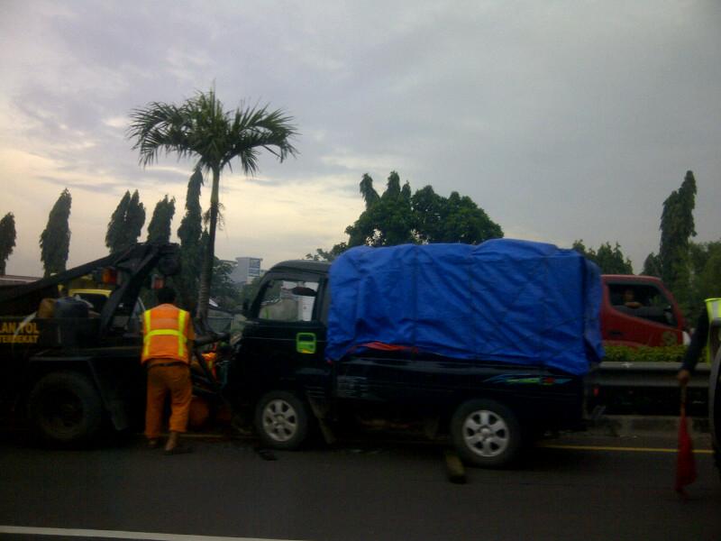TMCPoldaMetro's tweet photo. 16:55 Kecelakaan Tol Jorr km 17 Pd Pinang arah Bintaro &amp; msh dlm penanganan polri RT @daindra http://t.co/uslXIcRBbh