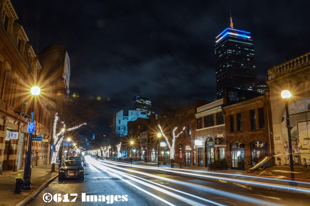 617Images's tweet photo. The Prudential Tower shined blue and gold tonight in recognition of #HeadingHomeInc #31NightsofLight14 http://t.co/6PclKB4TON